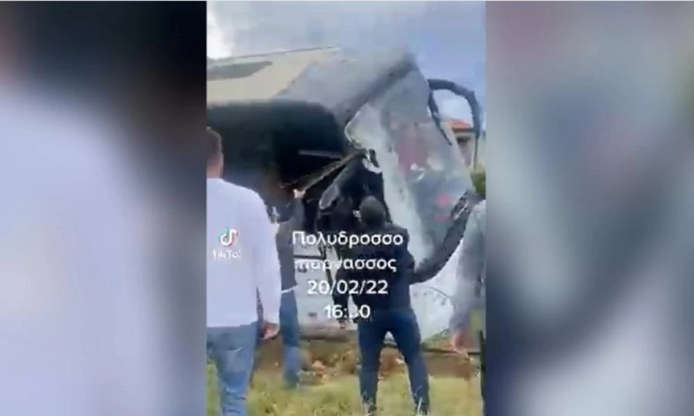 Παρνασσός: Λεωφορείο ξέφυγε από την πορεία του - Οι επιβάτες απεγκλωβίστηκαν από το... παρμπρίζ - Βίντεο